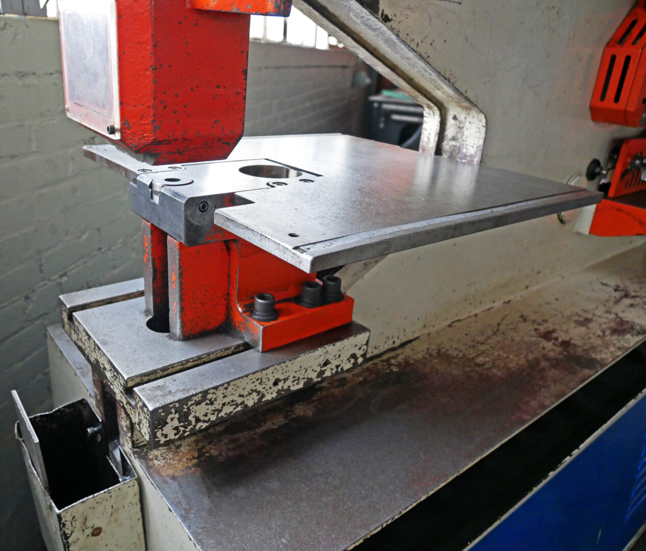 Sunrise 66 Ton Hydraulic Dual-Station Ironworker, IW-66SD - Image 6