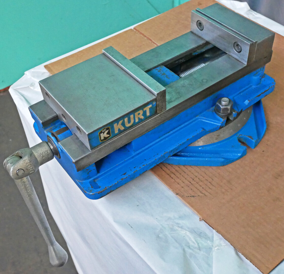 Kurt 6" Manual Ang-Lock Milling Vise, D688 - Image 2