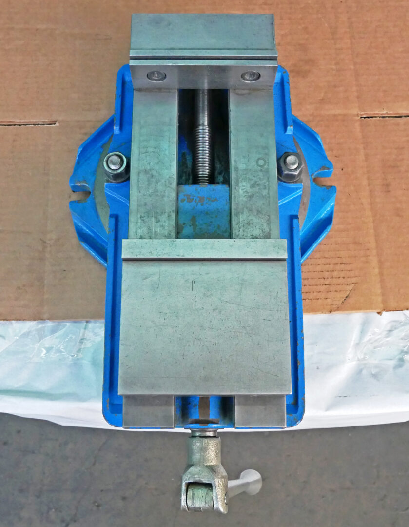 Kurt 6" Manual Ang-Lock Milling Vise, D688 - Image 5